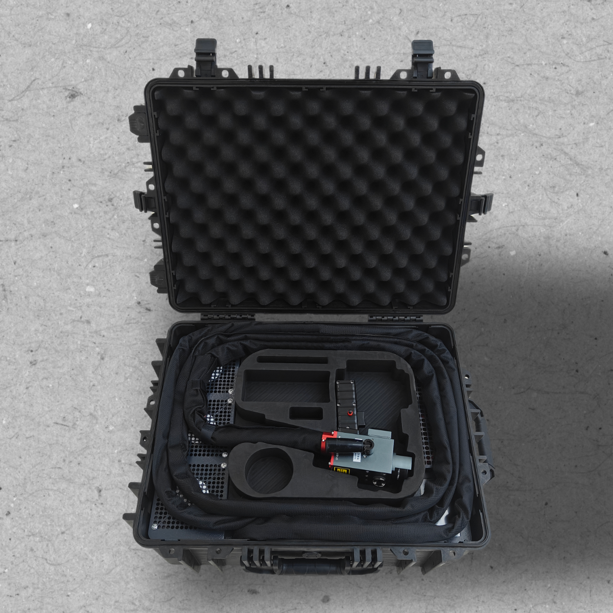 Wnętrze lasera czyszczącego w formie walizki z widoczną głowicą