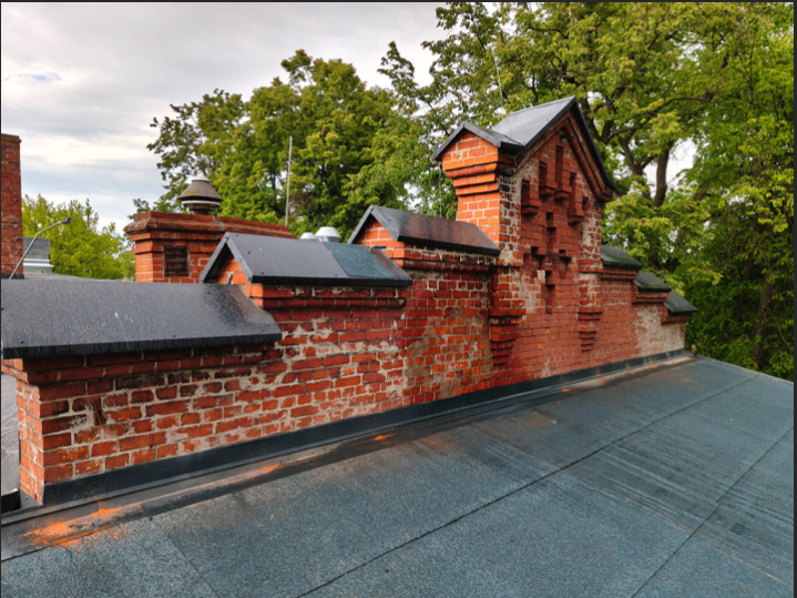 Oczyszczanie elewacji ceglanej — PRZED